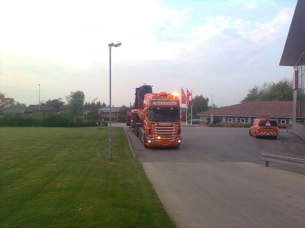 Lastbiltransport med følgebil for at sikre sikker transport